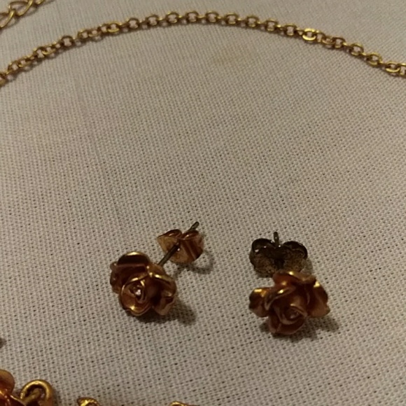 Vintage Avon Gold Tone Roses Necklace & Pierced Earring Set - Picture 6 of 6